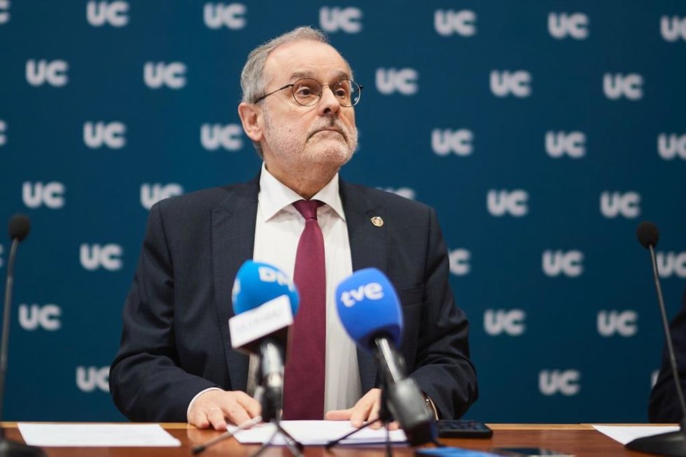 El rector de la Universidad de Cantabria, Ángel Pazos, en la rueda de prensa de este jueves