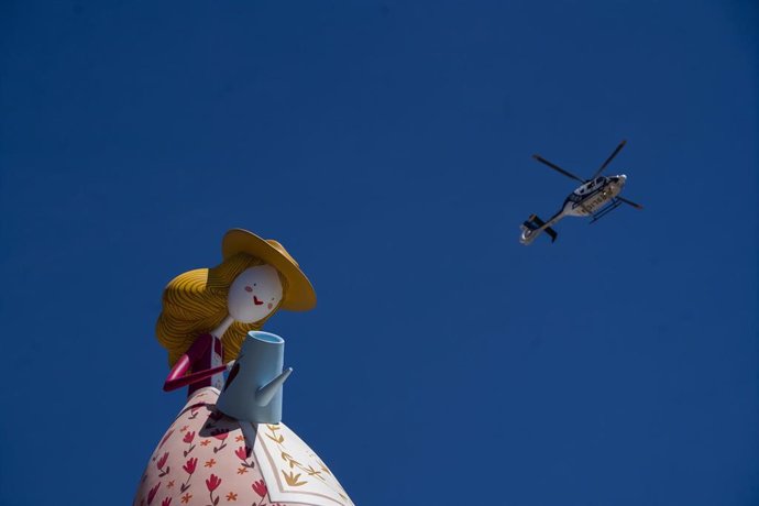 Archivo - Un helicóptero vuelva por encima de una falla durante la masclet de la pirotecnia Hermanos Caballer, en la Plaza del Ayuntamiento de Valencia