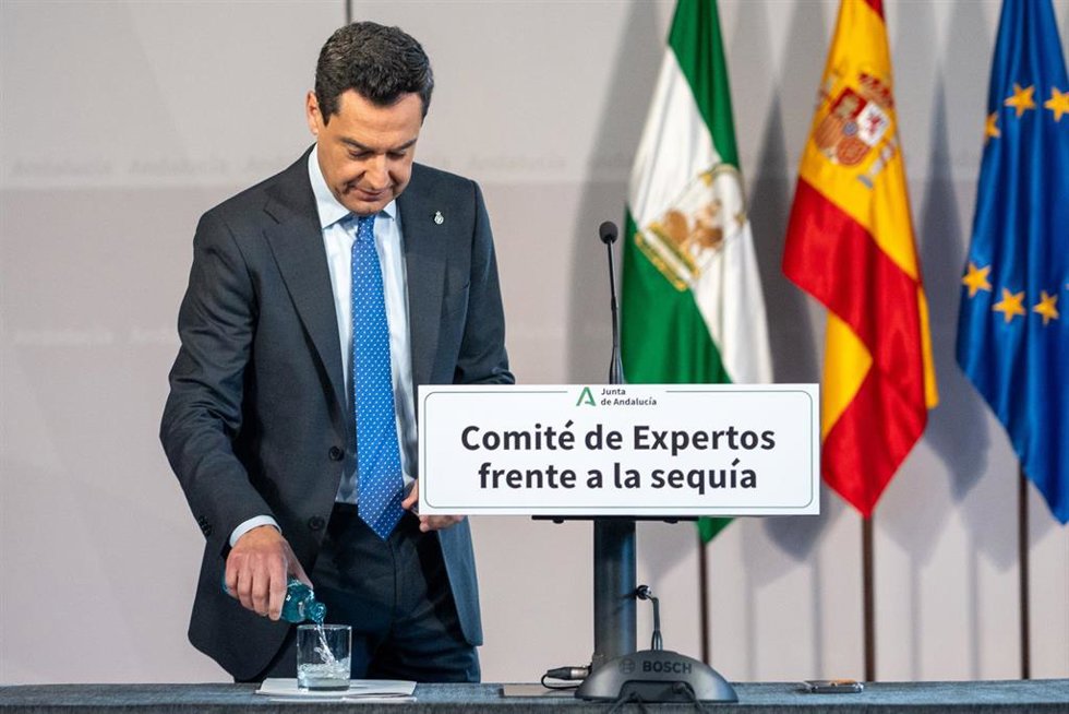 El presidente de la Junta de Andalucía, Juanma Moreno, interviene para los medios de comunicación, a 18 de enero de 2024, en Sevilla, Andalucía (España). El presidente de la Junta de Andalucía, Juanma Moreno, preside la reunión del comité de expertos pa