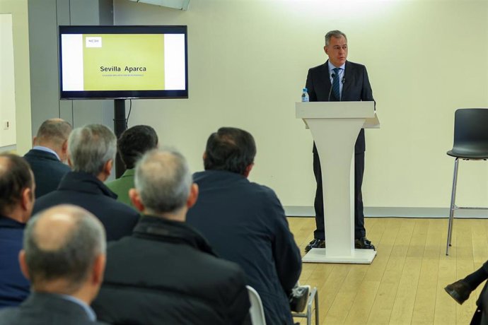 Sanz anuncia la primera convocatoria pública para 'microparkings' subterráneos ante promotores y constructores.
