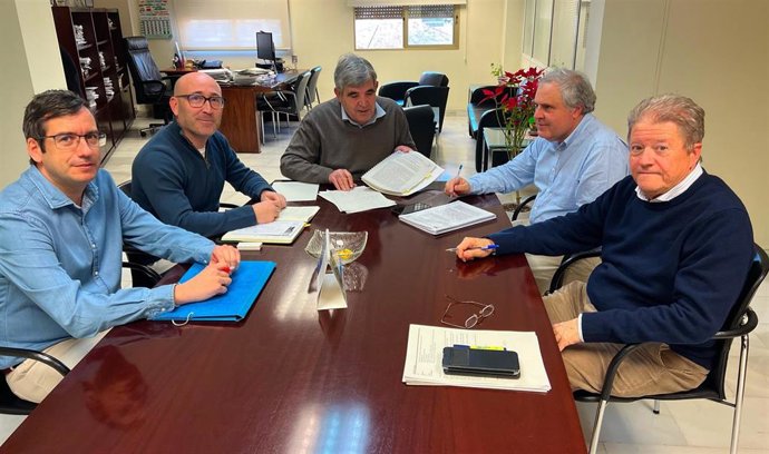 El delegado provincial de Agricultura, Ganadería y Desarrollo Rural de Albacete, Ramón Sáez, reunido con el Comisario de Aguas, Francisco Javier García, y el jefe de la Oficina de Planificación Hidrológica de la CHS, Jesús García.