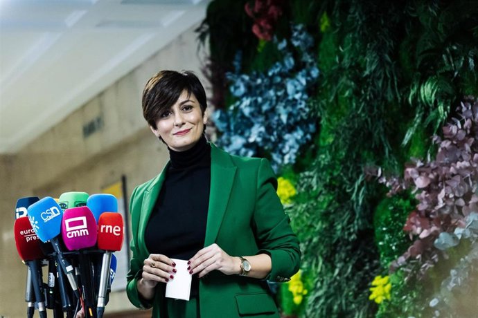 La ministra de Vivienda y Agenda Urbana, Isabel Rodríguez, ofrece una rueda de prensa a su llegada a una reunión con las comunidades autónomas para tratar el reparto de fondos en materia de vivienda, en el Ministerio de Vivienda y Agenda Urbana, a 18 de