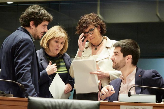 Los parlamentarios Miguel Garrido y Carlos Guzmán (Contigo-Zurekin)  junto a Arantxa Izurdiaga (EH Bildu) y Ainhoa Unzu (PSN) 