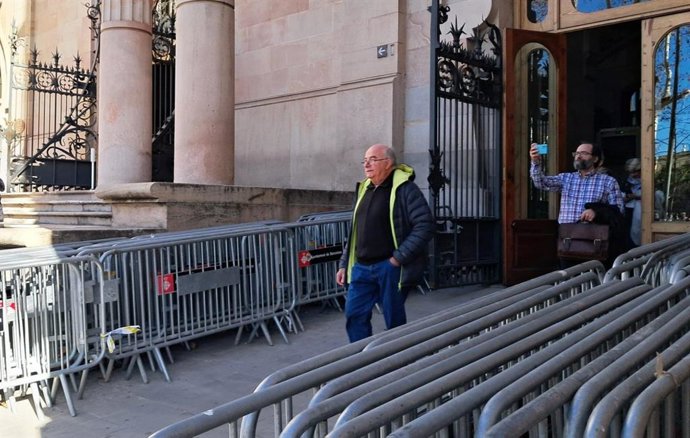 El agricultor Josep Pmies sale del TSJC acompañado de su abogado tras el juicio por la demanda por derecho al honor contra el conseller Manel Balcells. El jueves 18 de enero de 2024.