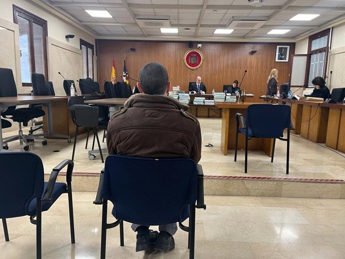 El acusado de abusos sexuales a una menor a la que daba clases de taekwondo, sentado para el juicio en la Audiencia Provincial.