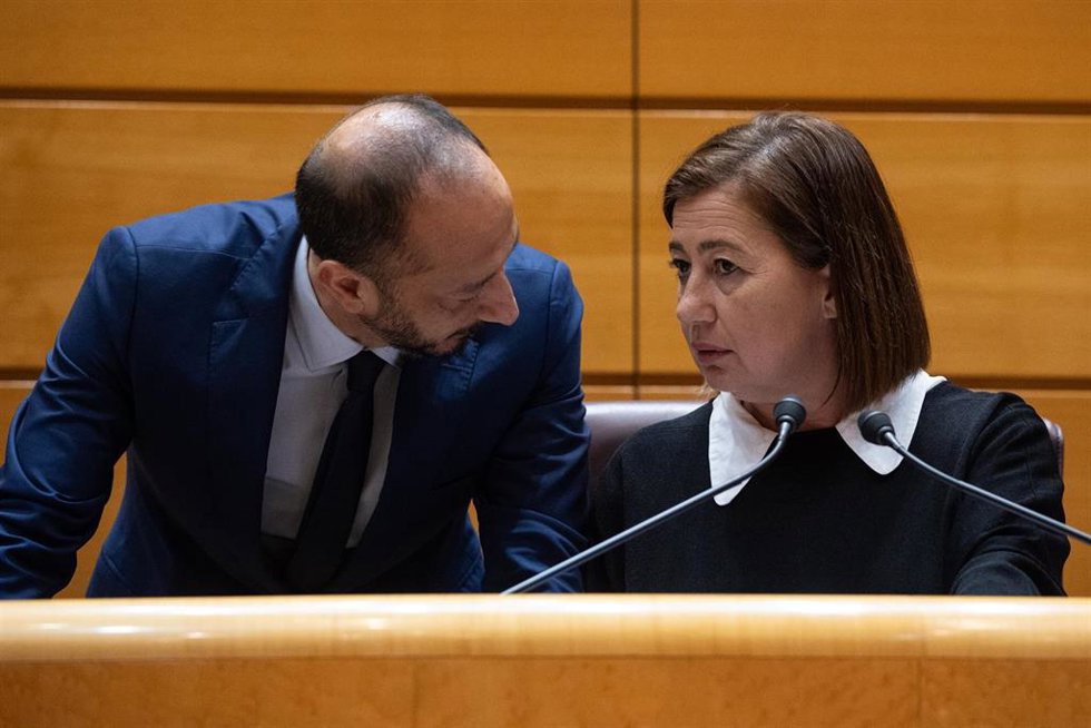 La presidenta del Congreso de los Diputados, Francina Armengol (d), , junto con el viceprsidnete primero, el también socialista Alfonso Rodríguez Gómez de Celis