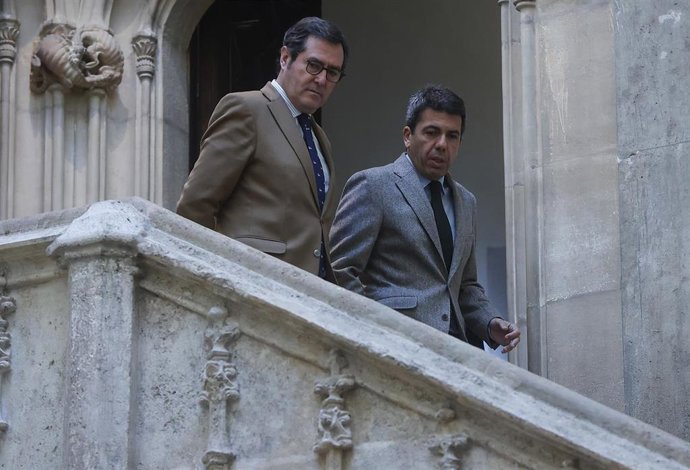 El presidente de la Confederación Española de Organizaciones Empresariales (CEOE), Antonio Garamendi (i) y el presidente de la Generalitat valenciana, Carlos Mazón (d)