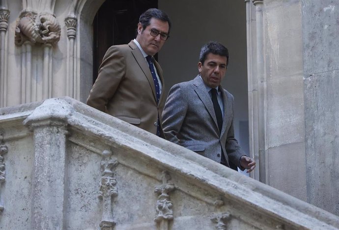 El presidente de la Confederación Española de Organizaciones Empresariales (CEOE), Antonio Garamendi (i) y el presidente de la Generalitat valenciana, Carlos Mazón (d)