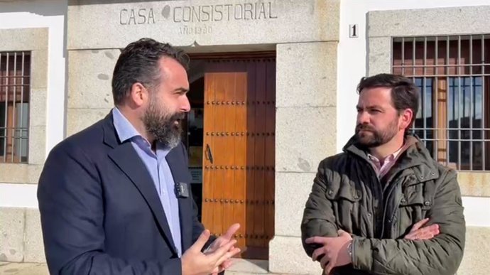 Mayoral habla con Cabrera ante el Ayuntamiento de Alcaracejos.