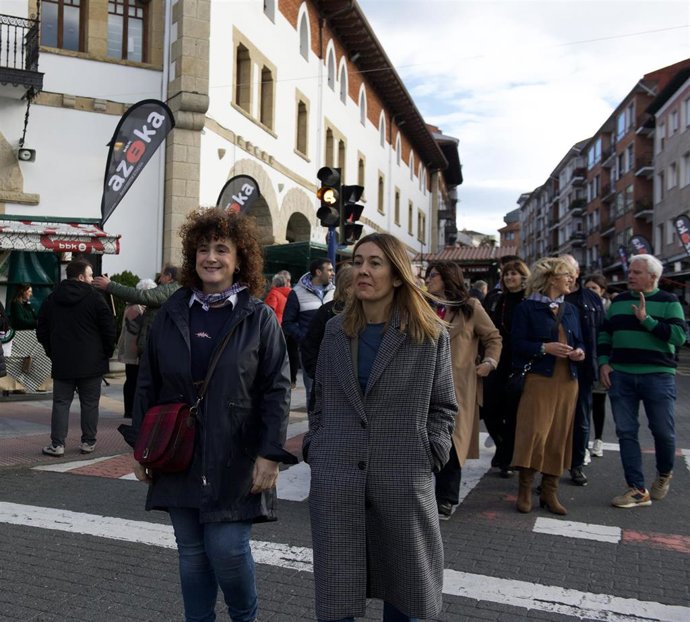 Alaitz Erkoreka y Nora Sarasola (BBK), en Mungia