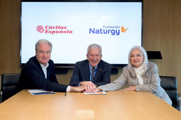 De izquierda a derecha, el vicepresidente de Fundación Naturgy, Jordi Garcia Tabernero; el presidente de Cáritas Española, Manuel Bretón; y la directora general de Fundación Naturgy, María Eugenia Coronado.