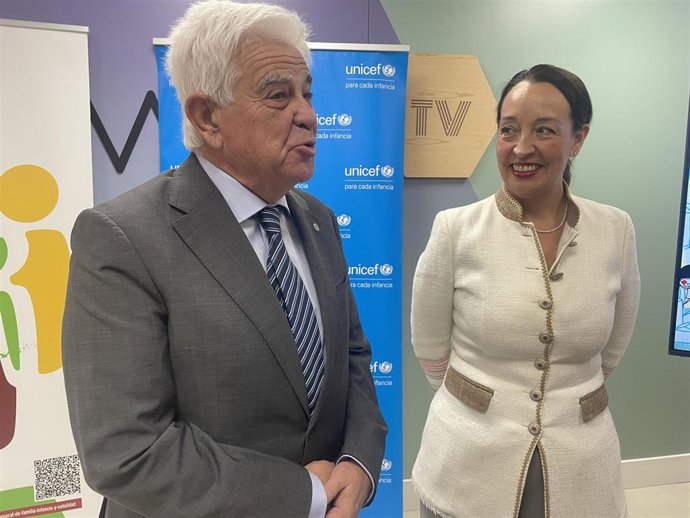 La consejera de Bienestar Social y Familia del Gobierno de Aragón, Carmen Susín, y el presidente de UNICEF en Aragón, José Manuel Pomar.