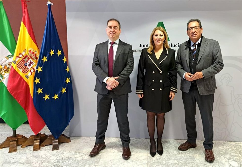 Economía firma convenios con universidades para que sus alumnos completen su formación en la Consejería.