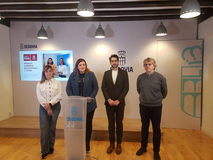 La portavoz socialista, Clara Martín, con otros concejales de su grupo municipal