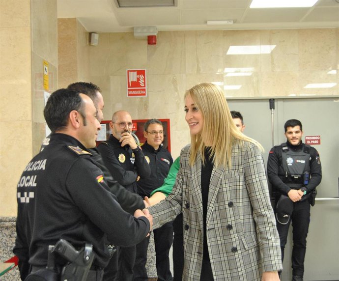 La delegada del Gobierno en la Región, Mariola Guevara, durante la entrega de los kits