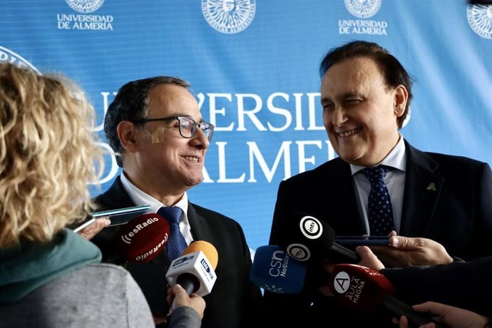 El rector de la UAL, José Céspedes, y el consejero de Universidad, Investigación e Innovación, José Carlos Gómez Villamando.