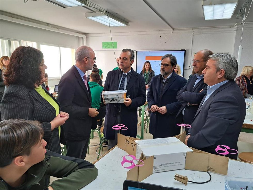 El conseller de Educación y Universidades, Antoni Vera, en la entrega de los kits RetoTech en el IES Inca