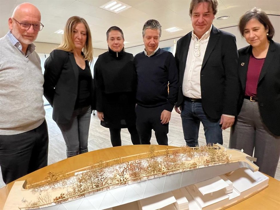 El proyecto del 'Parqueducto' para la construcción de una gran pasarela peatonal y ciclista que sobrevolará la estación de Cercanías de Fuenlabrada Central y la línea C-5 para enlazar el 'centro administrativo' de la ciudad estará listo en primavera