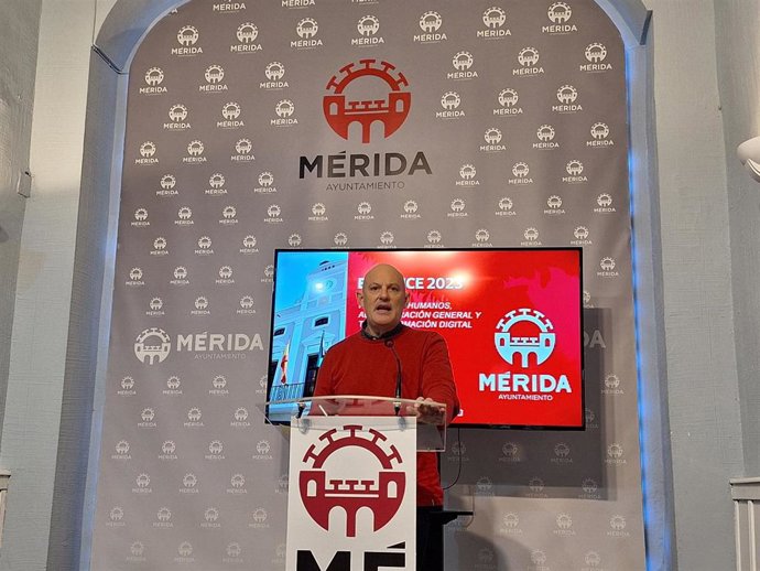 El delegado de Recursos Humanos, Administración General y Transformación Digital, Julio César Fuster, en rueda de prensa este jueves