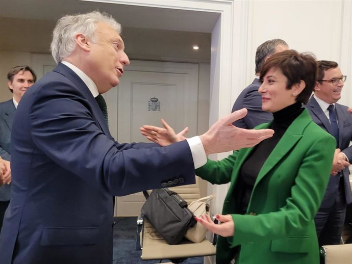 El consejero de Fomento del Gobierno de Aragón, Octavio López, saluda a la ministra de Vivienda, Isabel Rodríguez.