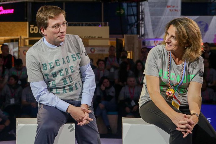 Archivo - El alcalde de Madrid, José Luis Martínez-Almeida, y la ministra para la Transición Ecológica en funciones, Teresa Ribera, con camisetas en las que pone 'Because There Is Not Planet B', durante su participación en un encuentro entre los volunta
