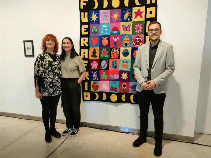 La artista Ainoa Riesco (c) junto al concejal Ángel Fernández (d) y la comisaria de la muestra, Laura Jiménez (i), en el DA2 de Salamanca