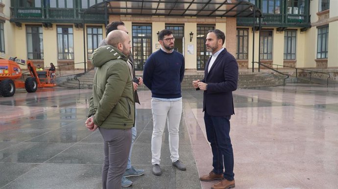 El secretario general del PSOE de Málaga, Daniel Pérez, junto al alcalde de Campillos, Daniel Gómez y equipo de gobierno.