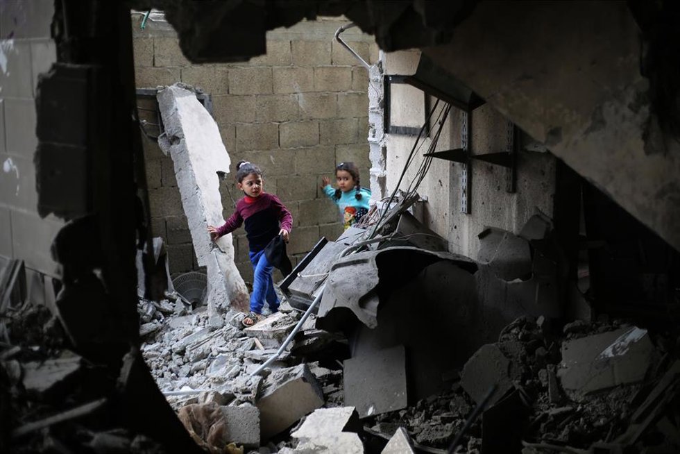 Archivo - Imagen de archivo de varios niños en la Franja de Gaza.