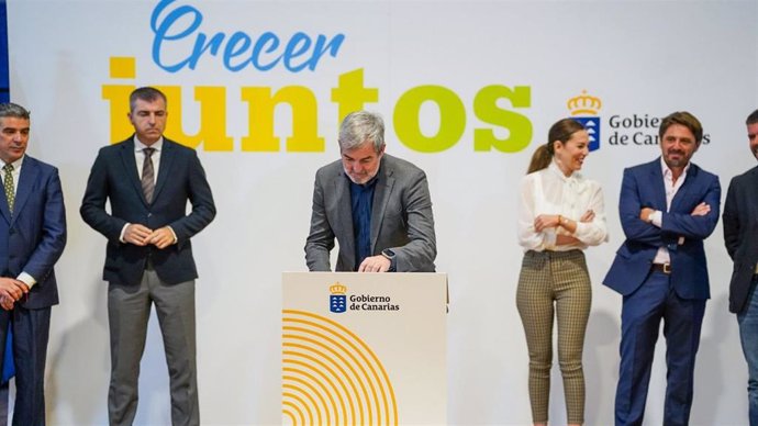 El presidente de Canarias, Fernando Clavijo, firma el programa 'Crecer Juntos'