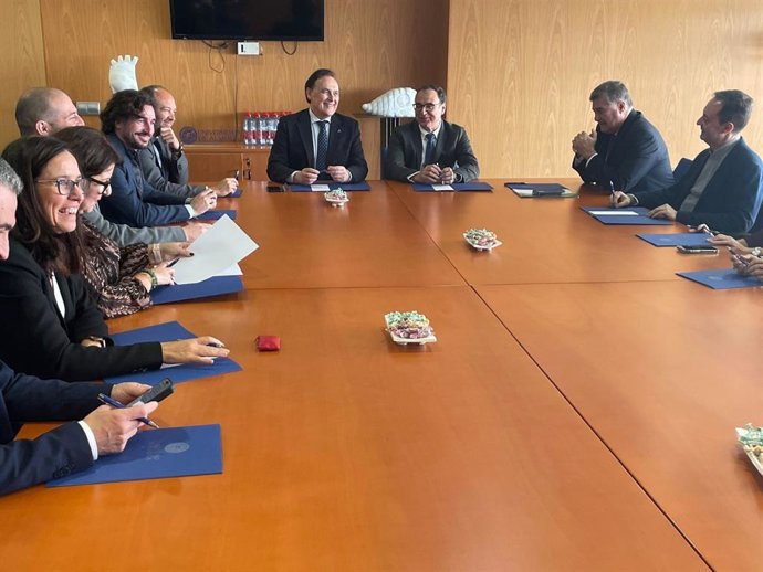 El consejero de Universidad, Investigación e Innovación, José Carlos Gómez Villamandos, se reúne con el rector de la UAL, José Céspedes.