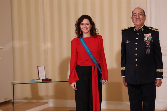 La presidenta de la Comunidad de Madrid, Isabel Díaz Ayuso, recibe la Banda y Lazo de Gran Dama Los Reales Tercios de España que le entrega el General Presidente de la Asociación Reales Tercios de España, Agustín Álvarez López, en la Real Casa de Correo