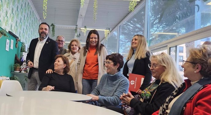 La consejera de Bienestar Social, Bárbara García Torijano, con el alcalde de Azuqueca de Henares, José Luis Blanco.