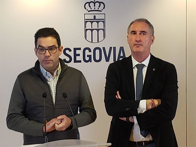 El concejal de Infraestructuras, José Luis Horcajo (izda), con el alcalde José Mazarías