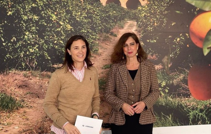 La senadora del PP de Córdoba, Cristina Casanueva (izda.), y la alcaldesa de Palma del Río, Matilde Esteo.