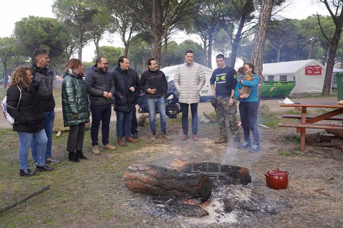 Conrado Íscar, junto alcalde de Tordesillas, el presidente de Motauros y miembros de la organización en la concnetración de Motauros.