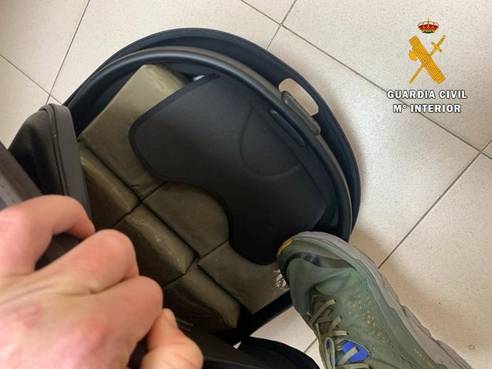 La Guardia Civil intercepta 5,1 kilos de hachís dentro de la estructura de un carrito de bebé en la frontera de Ceuta