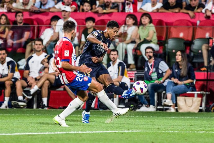 Archivo - El centrocampista inglés Jude Bellingham (Real Madrid), ante el central del Girona Eric García, en Montilivi durante LaLiga EA Sports 2023-2024.