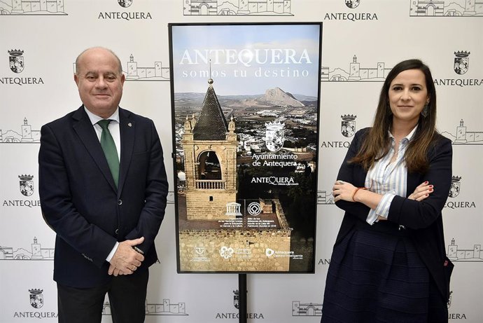 El alcalde, Manuel Barón, y la teniente de alcalde y delegada de Turismo, Ana Cebrián, presentan la campaña de Antequera en Fitur bajo el eslogan 'Antequera. Somos tu destino'