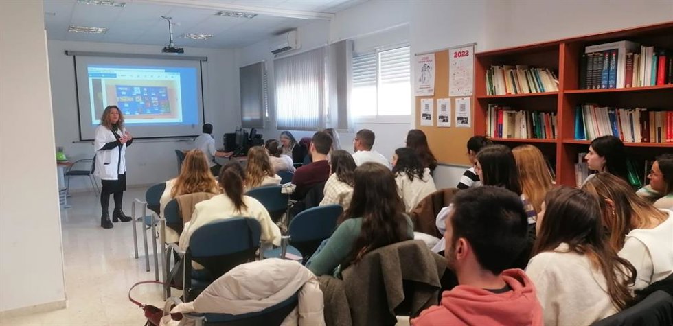 Asanec demanda más plazas de formación en Enfermería Familiar y Comunitaria para asegurar la atención ciudadana.