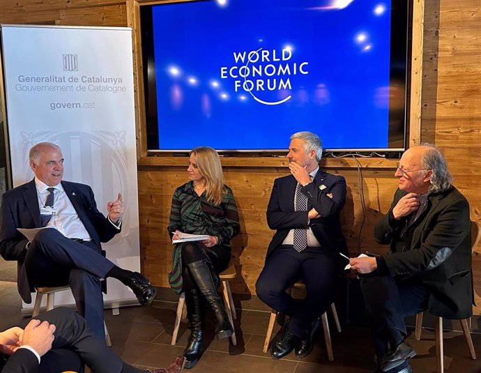 El ministro de Economía, Innovación y Energia de Quebec, Pierre Fitzgibbon; la consellera Natlia Mas;  el vicepresidente ejecutivo de Rina, Andrea Bombardi,  y el director de IREC,  Joan Ramon Morante.