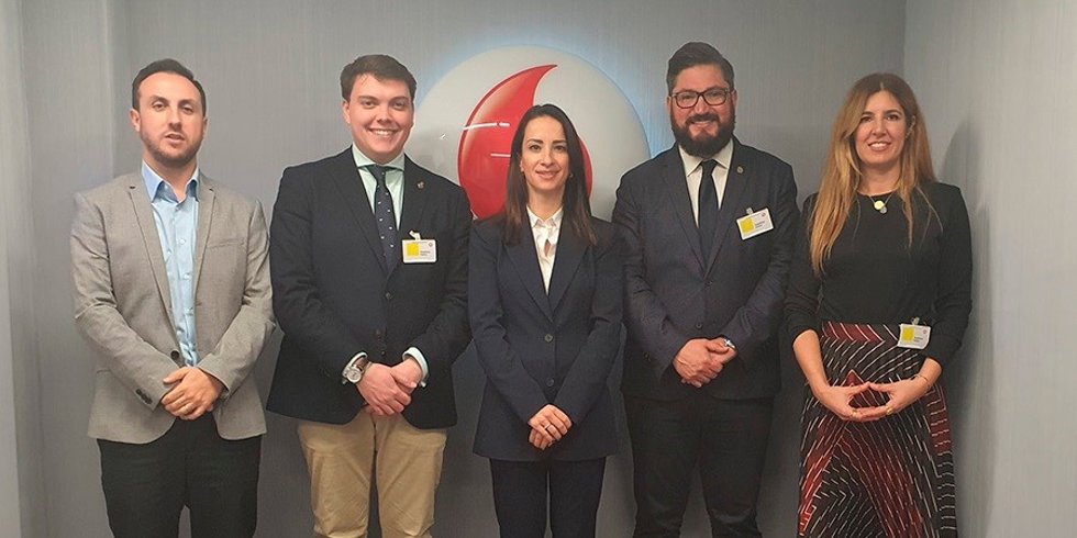 El general manager de Juniper, Juan Mateos; el alcalde de Marratxí, Jaume Llompart, y la directora territorial de Vodafone en Baleares, Laura Galián, entre otros, en el nuevo centro de datos.