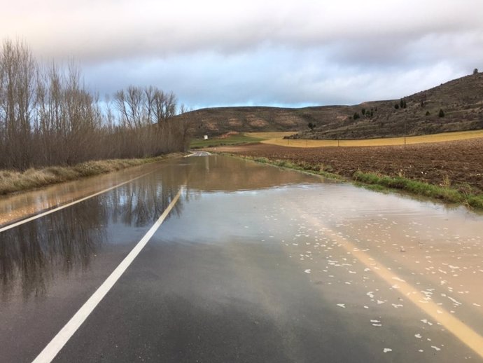 Tramo de carretera inundado de Burgomillodo a Carrascal del Río, cortado entre el martes y miércoles