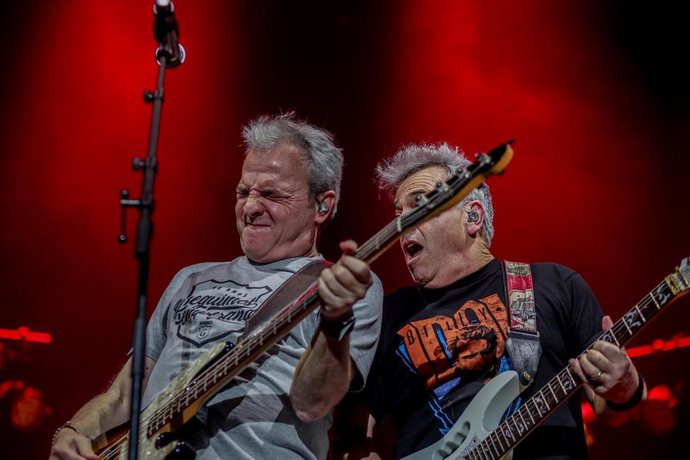 Archivo - El cantante David Summers (i) y el guitarrista Rafael Muñoz, de la banda Hombres G durante una actuación. El mítico grupo español actuará este domingo 21 en Son Fusteret, motivo por el que se ha instalado un servicio especial de autobuses de l