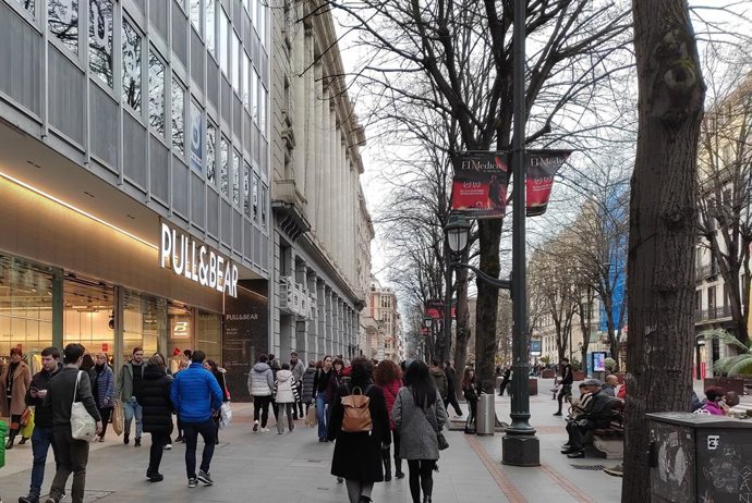 Consumidores en una zona comercial de Bilbao