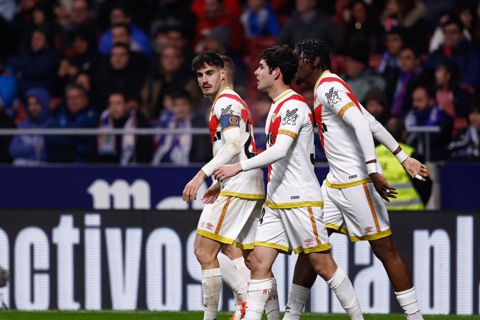 El delantero del Rayo Vallecano Sergio Camello celebra un gol al Getafe. 