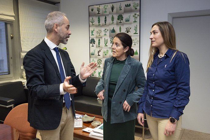 El consejero de Educación, Sergio Silva, con las directoras de los institutos Fuente Fresnedo y Marqués de Manzanedo.