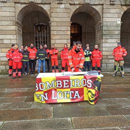 Bomberos comarcales en la última jornada de acampada en el Obradoiro