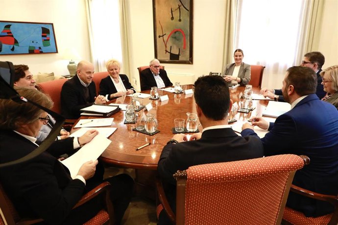 La presidenta del Govern, Marga Prohens, se reúne con representantes de las entidades colaboradoras de la construcción de la Caja de Música.