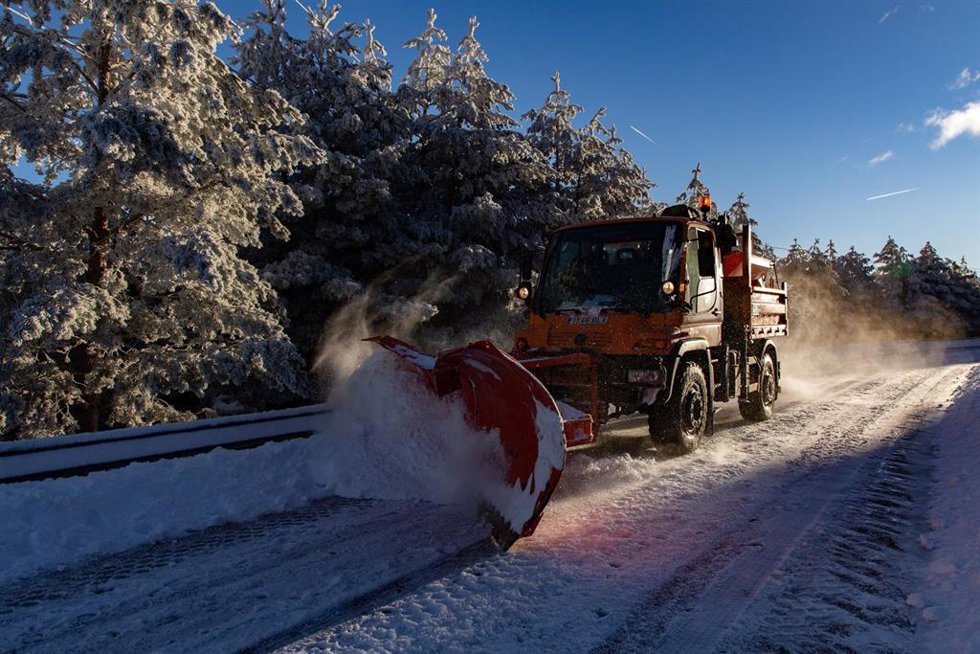 Una máquina quitanieves en el Puerto de Cotos, a 7 de enero de 2024, en Madrid (España). Durante el fin de semana, la nieve ha obligado a utilizar cadenas en la carretera M-601, en ambos sentidos, a la altura del Puerto de Navacerrada, ya que el espesor