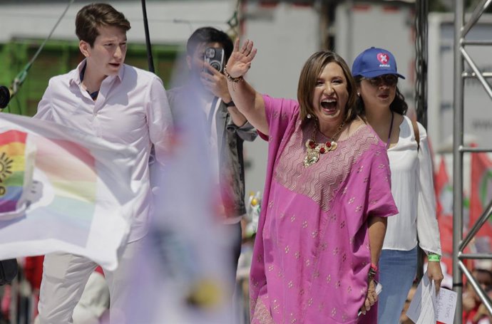 Archivo - 03 September 2023, Mexico, Mexico City: Xochitl Galvez, senator and candidate of an opposition alliance of three parties for the presidential elections, waves during an election campaign at the monument to the Angel of Independence. 